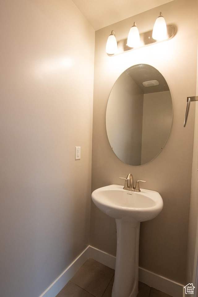 182 W Braeburn Ln, Santaquin, UT 84655 - bathroom featuring tile patterned flooring, baseboards, and a sink