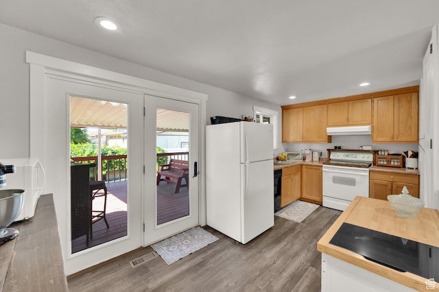 648 W 2200 N, Clinton, UT 84015 - kitchen featuring white appliances, under cabinet range hood, wood finished floors, light countertops, and recessed lighting
