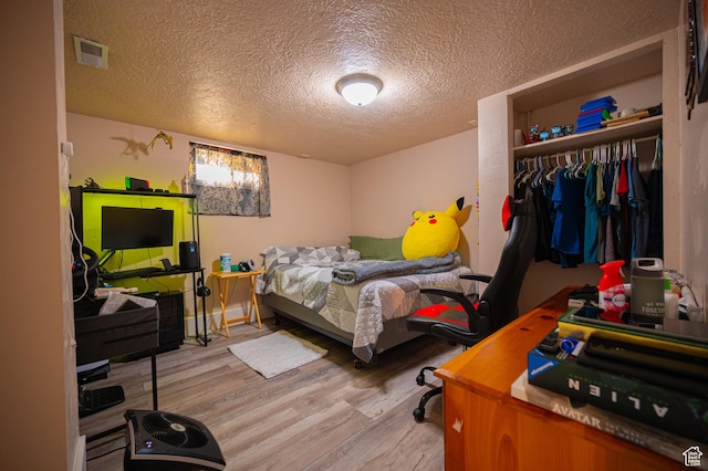1457 W 700 S, Salt Lake City, UT 84104 - bedroom with wood finished floors, a textured ceiling, and a closet