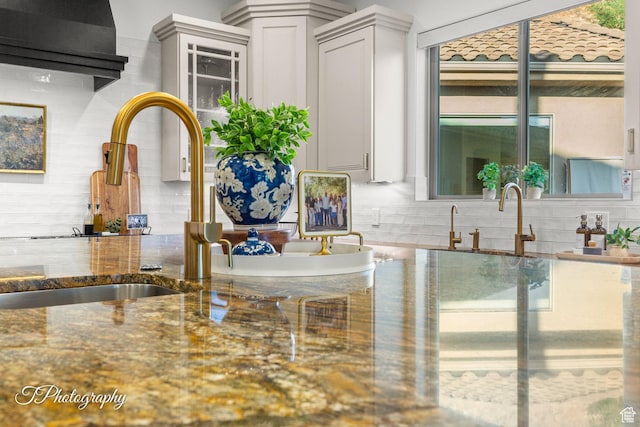 916 E Apache Dr, Washington, UT 84780 - bar with tasteful backsplash