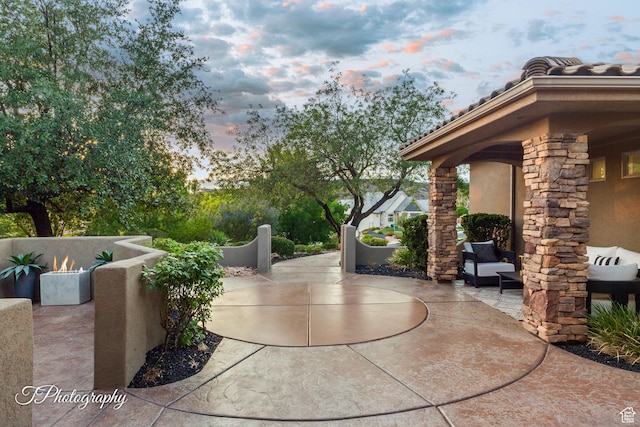 916 E Apache Dr, Washington, UT 84780 - patio terrace at dusk with a patio area and an outdoor hangout area