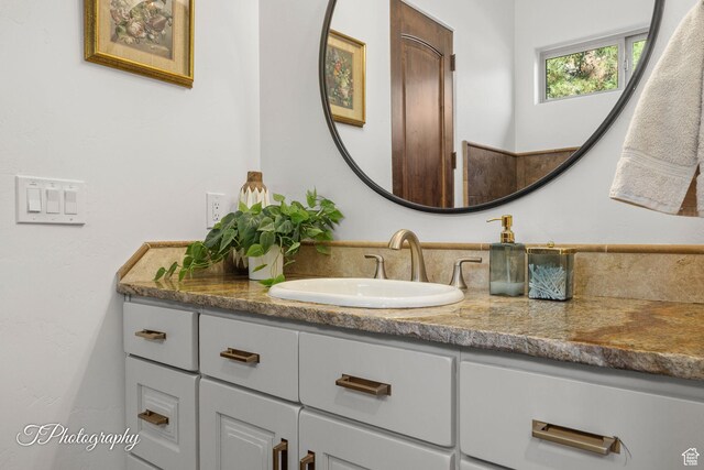 916 E Apache Dr, Washington, UT 84780 - bathroom featuring vanity