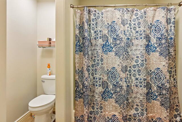 2271 W Crestview Cir, Cedar City, UT 84720 - full bath with toilet, a shower with shower curtain, wood finished floors, and baseboards