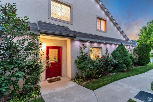 3094 E Somerset Dr, Spanish Fork, UT 84660 - exterior entry at dusk featuring stucco siding