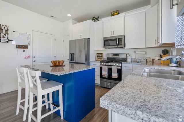 723 E 380 S, American Fork, UT 84003 - kitchen featuring stainless steel appliances, a sink, dark wood finished floors, a kitchen breakfast bar, and a center island