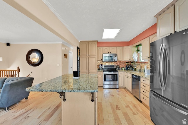 1368 E 5800 S, South Ogden, UT 84405 - kitchen with appliances with stainless steel finishes, a sink, light wood-style floors, a center island, and light stone countertops