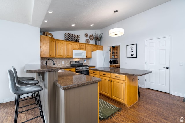7850 Wasatch Way, Park City, UT 84098 - kitchen featuring white appliances, vaulted ceiling, a breakfast bar, tasteful backsplash, and a textured ceiling