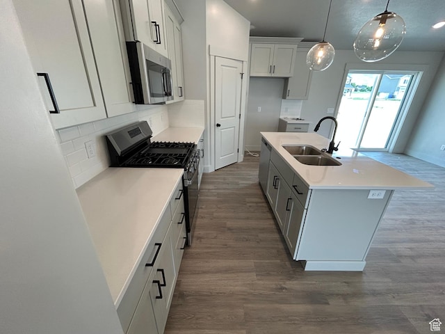 570 N 600 W, Smithfield, UT 84335 - kitchen with stainless steel appliances, a sink, dark wood-type flooring, and an island with sink