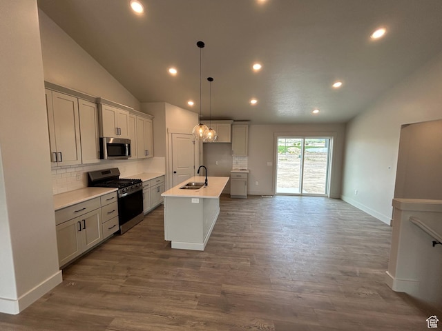 570 N 600 W, Smithfield, UT 84335 - kitchen featuring appliances with stainless steel finishes, a sink, vaulted ceiling, recessed lighting, and decorative backsplash