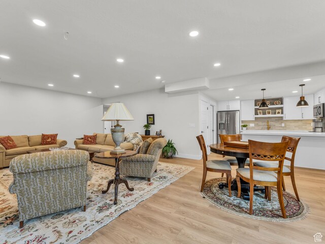 569 W Cascade Loop, Midway, UT 84049 - living room with light wood finished floors, recessed lighting, and baseboards