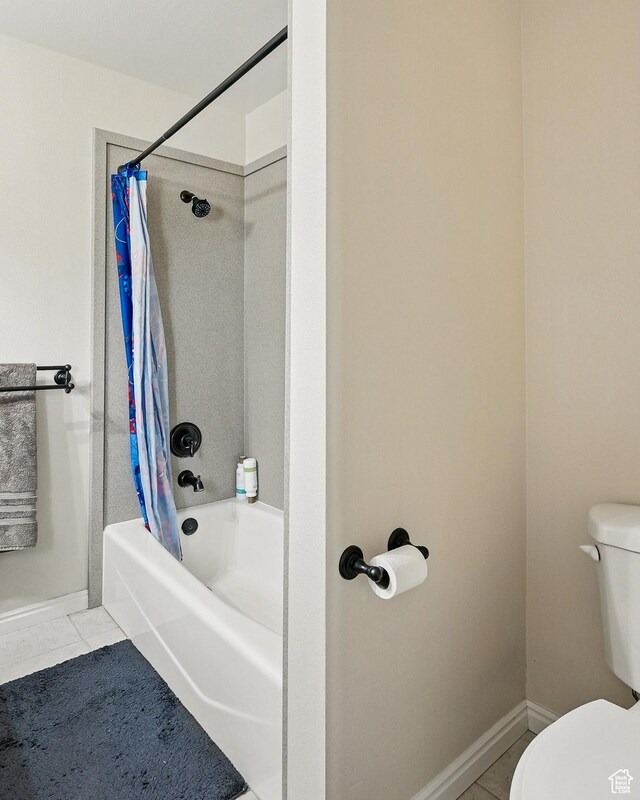 324 W 1650 N, Cedar City, UT 84721 - full bath featuring toilet, shower / tub combo with curtain, and baseboards