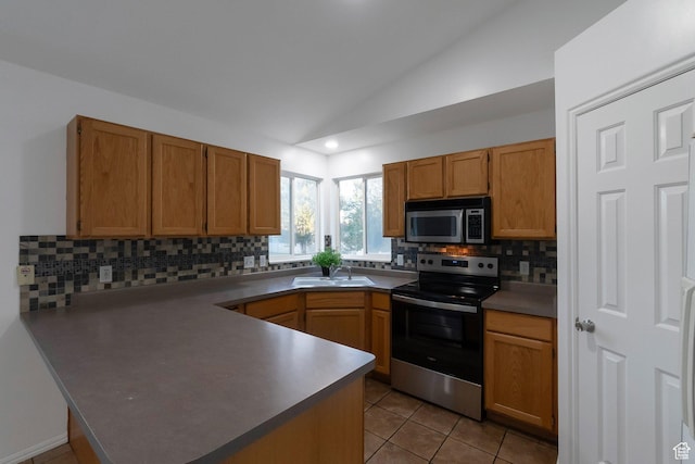 3388 W Briar Dr S, West Jordan, UT 84084 - kitchen featuring stainless steel appliances, a sink, a peninsula, lofted ceiling, and tasteful backsplash