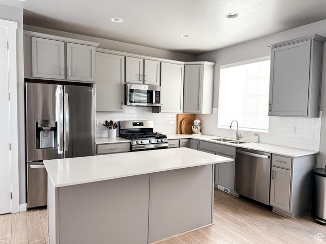 934 W 2740 N, Lehi, UT 84043 - kitchen featuring appliances with stainless steel finishes, a sink, gray cabinets, a kitchen island, and recessed lighting