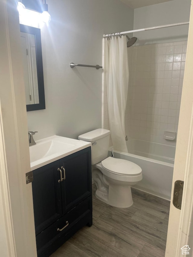288 N Peach St, Santaquin, UT 84655 - full bath featuring vanity, toilet, shower / bath combo, and wood finished floors