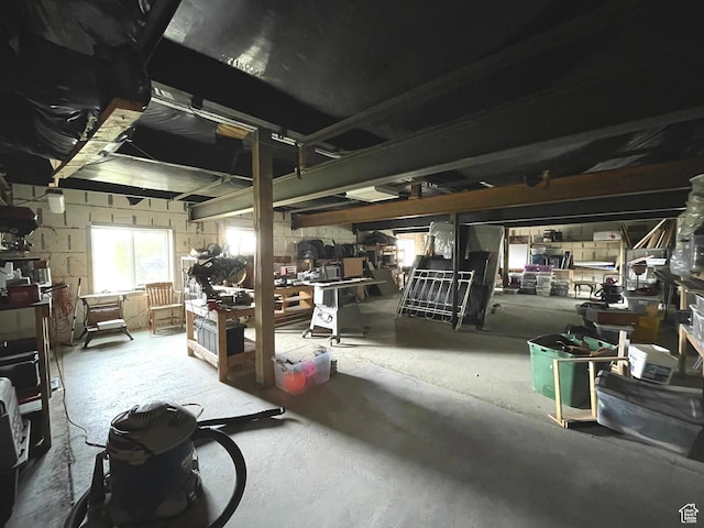 870 S 100 E, Wellington, UT 84542 - garage featuring a workshop area