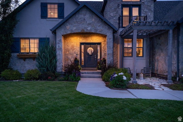 500 W Cascade Pkwy, Midway, UT 84049 - entrance to property featuring stone siding, a lawn, stucco siding, and a balcony