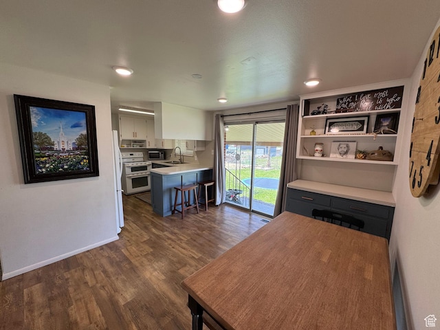 485 N 300 E, Nephi, UT 84648 - kitchen featuring double oven range, a sink, light countertops, dark wood-style flooring, and a kitchen breakfast bar