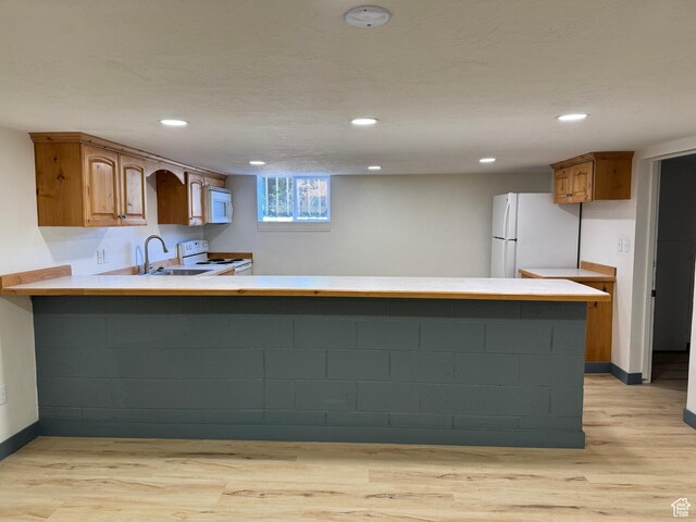 559 E Harmston Ave, Roosevelt, UT 84066 - kitchen featuring white appliances, a peninsula, a sink, light wood-type flooring, and recessed lighting