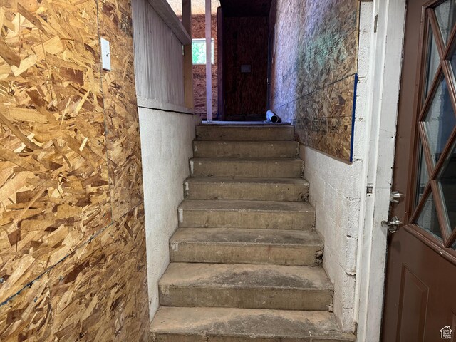 559 E Harmston Ave, Roosevelt, UT 84066 - view of staircase