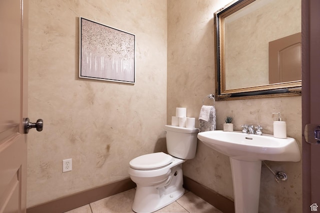 13966 S Arrow Creek Dr E, Draper, UT 84020 - bathroom with toilet, tile patterned floors, a sink, and baseboards