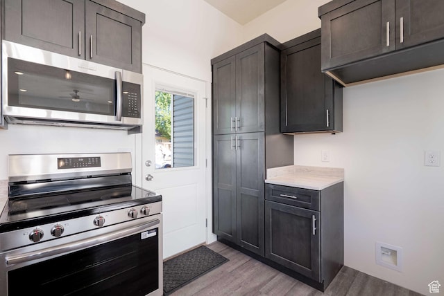 155 N 800 W, Vernal, UT 84078 - kitchen featuring stainless steel appliances, light wood finished floors, a ceiling fan, and dark brown cabinets