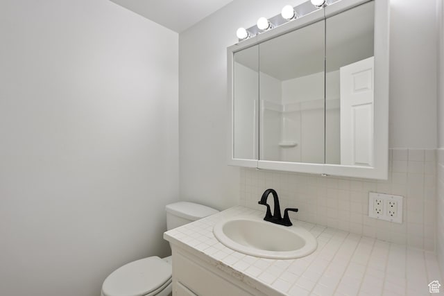 533 N 700 E, Orem, UT 84097 - bathroom featuring toilet, vanity, and decorative backsplash