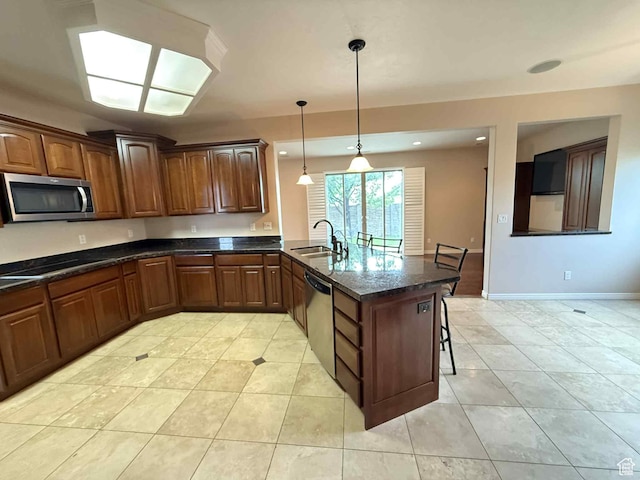 639 N 1550 E, Price, UT 84501 - kitchen with stainless steel appliances, a sink, a peninsula, a kitchen bar, and light tile patterned floors