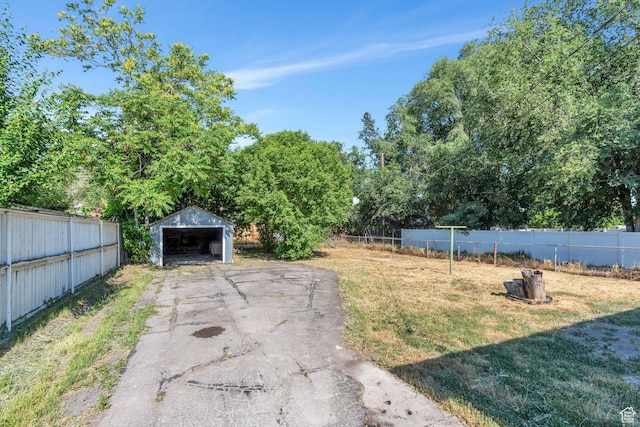 520 S Jeremy St W, Salt Lake City, UT 84104 - view of yard with a garage and an outdoor structure