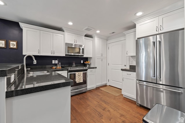 760 W Holliday Dr, Kamas, UT 84036 - kitchen featuring stainless steel appliances, a sink, recessed lighting, white cabinets, and dark countertops