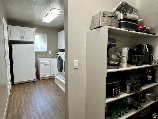 160 W 100 S, Fillmore, UT 84631 - laundry room featuring washer / dryer, light wood-style flooring, and a textured ceiling
