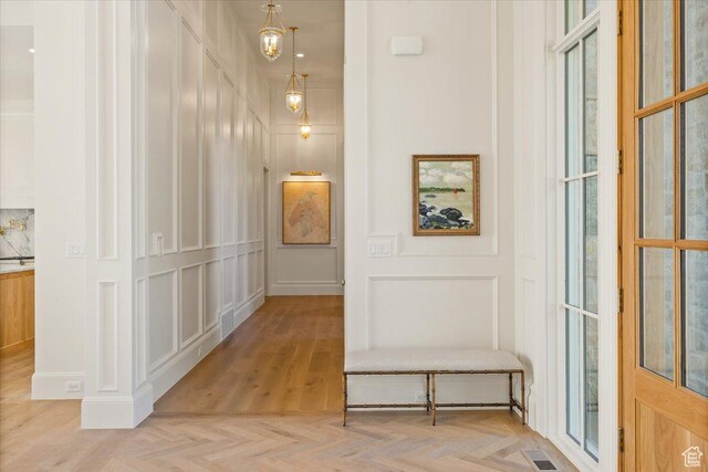 478 S Maple Lakes Dr, Mapleton, UT 84664 - hallway with a decorative wall
