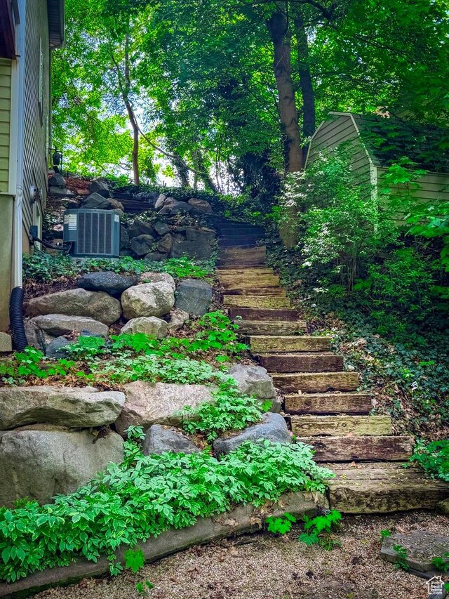 4862 S Kiwana Dr, South Ogden, UT 84403 - view of yard with stairway