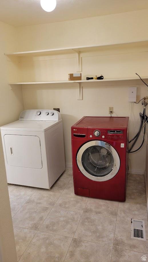 902 W 500 N, Provo, UT 84601 - laundry area featuring washing machine and dryer and light tile patterned floors