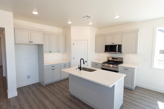 336 W Rosie Loop Unit 45W, Cedar City, UT 84721 - kitchen with stainless steel appliances, light wood-style floors, a kitchen island with sink, light countertops, and recessed lighting