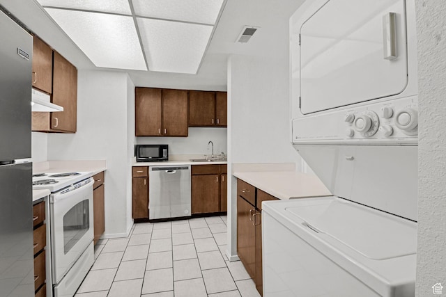 207 S 600 E Unit 3C, Salt Lake City, UT 84102 - kitchen featuring stainless steel appliances, stacked washer and clothes dryer, a sink, light countertops, and under cabinet range hood