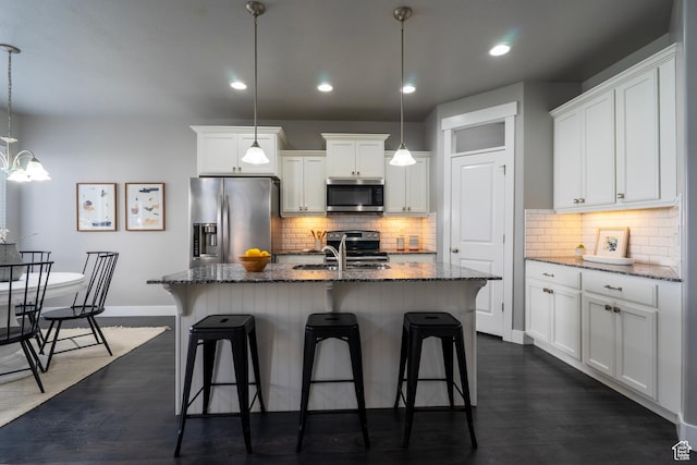 14508 S Juniper Shade Dr W, Herriman, UT 84096 - kitchen with appliances with stainless steel finishes, a sink, baseboards, a breakfast bar, and recessed lighting