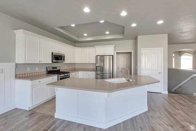 2832 N Turnberry Ln, Lehi, UT 84043 - kitchen with appliances with stainless steel finishes, a sink, light wood-style flooring, a large island, and light countertops