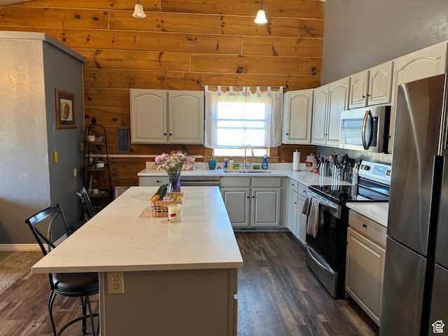1777 W Palmyra Dr, Palmyra, UT 84660 - kitchen featuring appliances with stainless steel finishes, a sink, a kitchen bar, light countertops, and dark wood finished floors