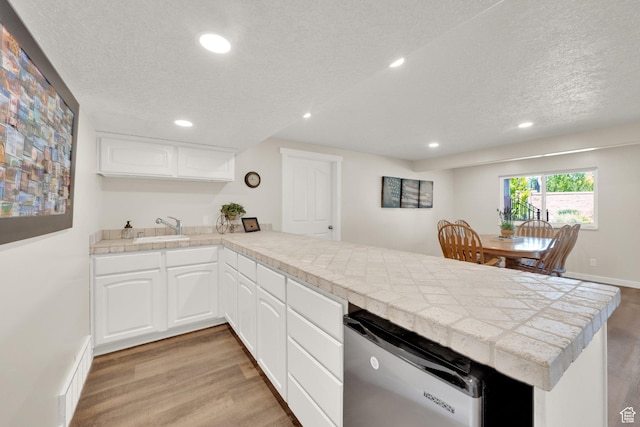 4234 W Swensen Farm Dr S, Riverton, UT 84096 - kitchen featuring a peninsula, light wood-style flooring, a sink, a textured ceiling, and recessed lighting