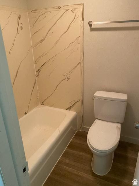 620 W Main St, Green River, UT 84525 - full bath featuring wood finished floors, toilet, shower / bath combination, and baseboards