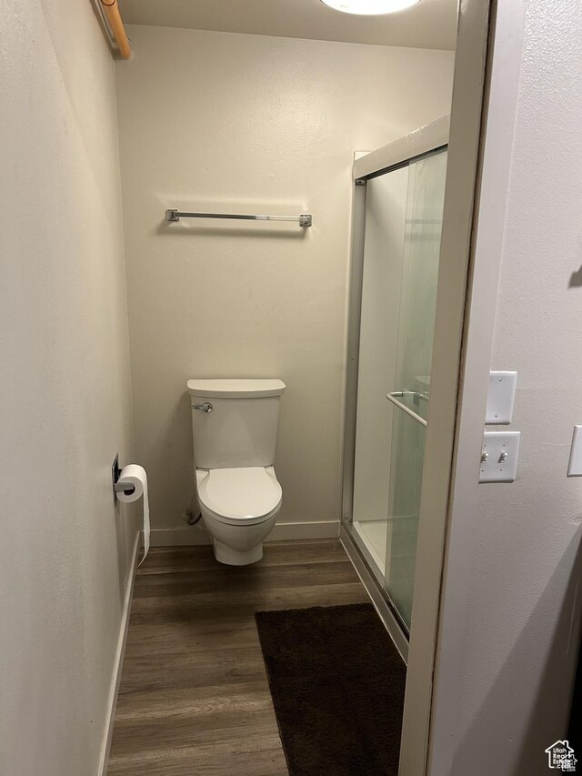 620 W Main St, Green River, UT 84525 - full bath with wood finished floors, a stall shower, toilet, and baseboards