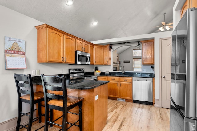 14008 S Emmeline Dr, Herriman, UT 84096 - kitchen featuring appliances with stainless steel finishes, a sink, light wood-style floors, ceiling fan, and a peninsula