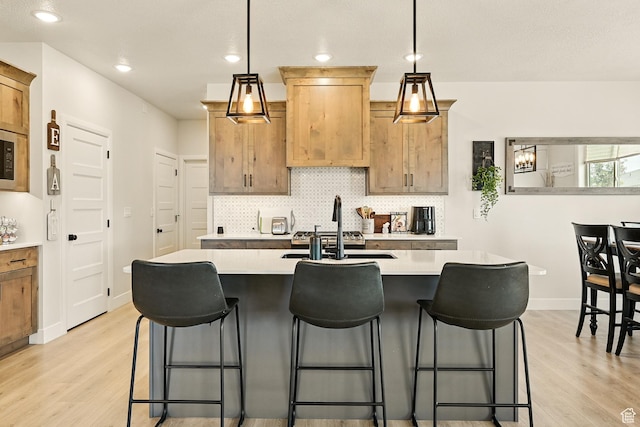 4657 W 275 N, Cedar City, UT 84720 - kitchen featuring light wood-style floors, light countertops, tasteful backsplash, baseboards, and recessed lighting