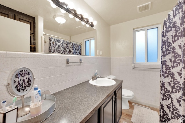 735 W 100 S, Payson, UT 84651 - full bath with double vanity, toilet, tile walls, a wainscoted wall, and a shower with shower curtain