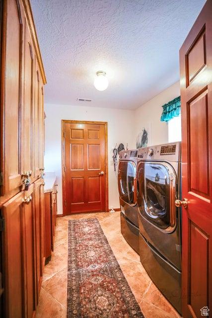 580 S Stagecoach Dr, Brookside, UT 84782 - laundry area featuring washing machine and clothes dryer and a textured ceiling