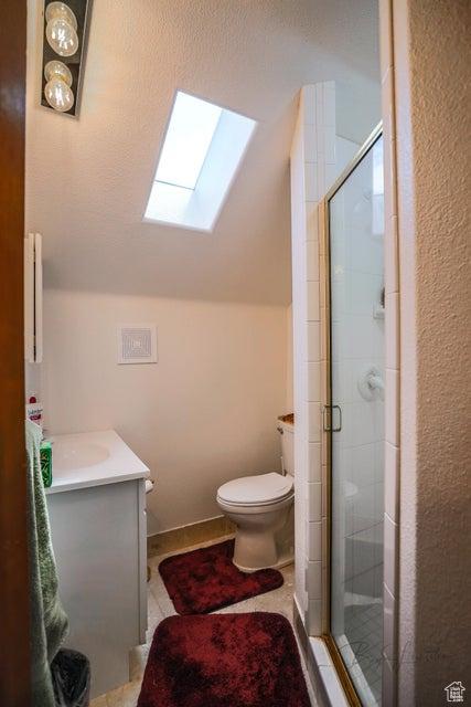 580 S Stagecoach Dr, Brookside, UT 84782 - full bath featuring a skylight, toilet, lofted ceiling, a stall shower, and vanity