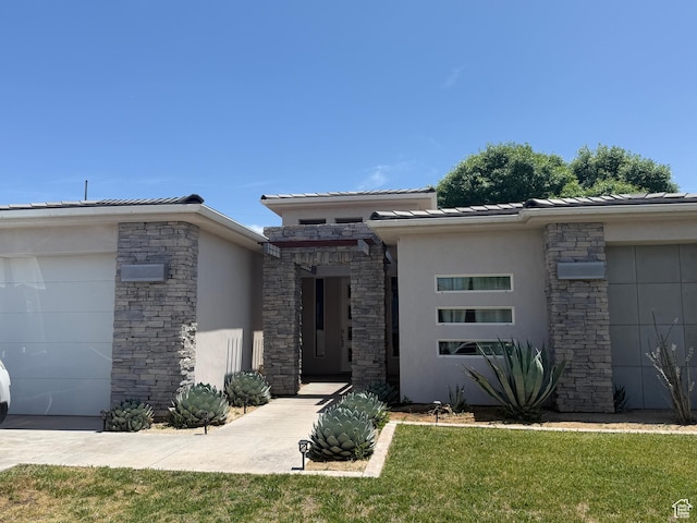 410 N 2720 E, St George, UT 84790 - prairie-style home with stucco siding, stone siding, an attached garage, and a front yard