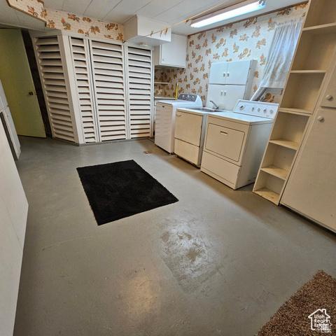 385 E 300 N, Spanish Fork, UT 84660 - laundry area featuring washer and clothes dryer and wallpapered walls