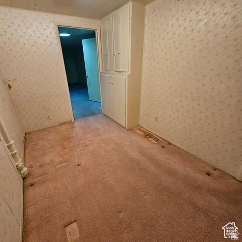 385 E 300 N, Spanish Fork, UT 84660 - empty room with wallpapered walls and light colored carpet