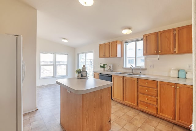 783 S 100 W, Payson, UT 84651 - kitchen featuring freestanding refrigerator, a sink, vaulted ceiling, light countertops, and a center island